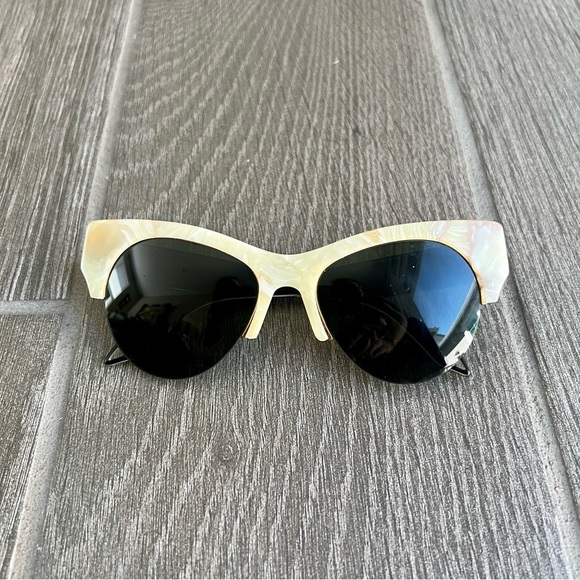 Victoria Beckham CAT 3 VBS91 C8 E Green Lens Beige Marble Sunglasses main image 5